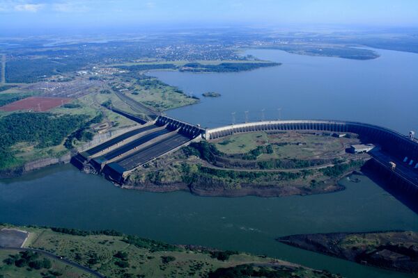 Гидроэлектростанция Итайпу на реке Паране на границе между Парагваем и Бразилией - Sputnik Азербайджан