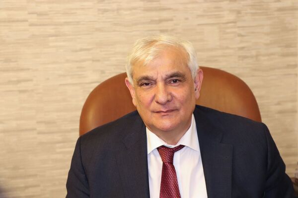 Кямал Абдулла: патриотизм не связан со знанием родного языка Кямал Абдулла: патриотизм не связан со знанием родного языка - Sputnik Азербайджан