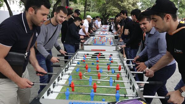Футбол для всех: как отдыхают иностранные фанаты на бакинском Бульваре - Sputnik Азербайджан