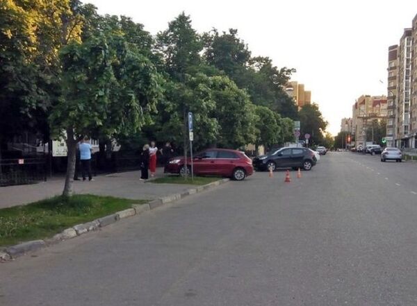 Четырехлетний малыш за рулем автомобиля задавил пожилую женщину Четырехлетний малыш за рулем автомобиля задавил пожилую женщину - Sputnik Азербайджан