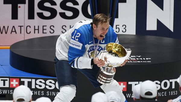Игрок сборной Финляндии Марко Анттила на церемонии награждения после победы в финальном матче чемпионата мира по хоккею между сборными командами Канады и Финляндии - Sputnik Азербайджан