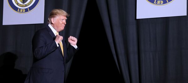 Президент США Дональд Трамп участвует в Послании в День поминовения на борту USS Wasp (LHD 1) в Йокосуке, к югу от Токио, Япония - Sputnik Азербайджан
