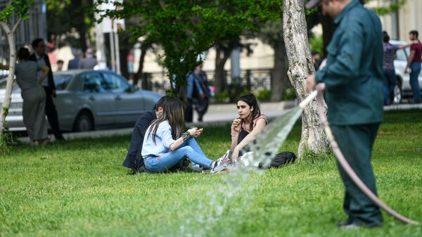 Bakıda parkda istirahət edən insanlar, arxiv şəkli - Sputnik Azərbaycan