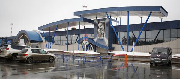 Здание аэропорта города Сургута - Sputnik Азербайджан