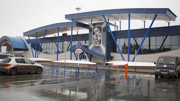Здание аэропорта города Сургута - Sputnik Азербайджан