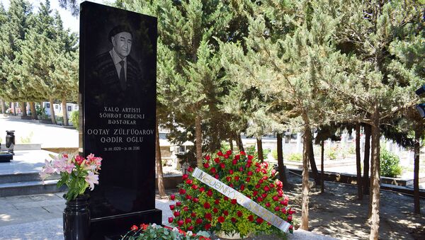 Деятели культуры и искусств почтили память народного артиста Огтая Зульфугарова - Sputnik Азербайджан