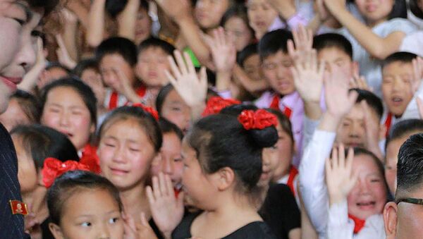 Лидер КНДР Ким Чен Ыном во время посещения Дворца школьников Путь учебы в 1000 ли - Sputnik Азербайджан