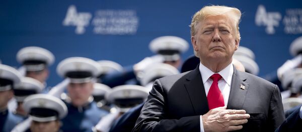 Президент Дональд Трамп участвует в церемонии выпуска Академии ВВС США в Колорадо-Спрингс, штат Колорадо Президент Дональд Трамп участвует в церемонии выпуска Академии ВВС США в Колорадо-Спрингс, штат Колорадо - Sputnik Азербайджан