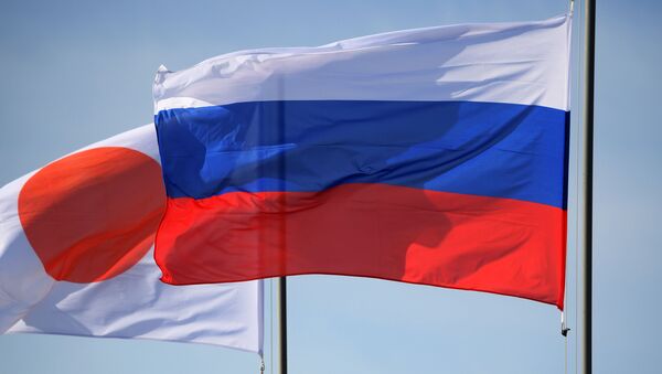 Государственные флаги России и Японии - Sputnik Azərbaycan