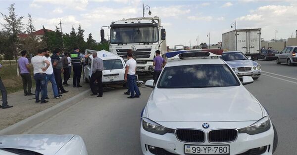 Грузовики устраивают террор на дорогах: в жутком ДТП в Шамахы погибли братья - Sputnik Азербайджан