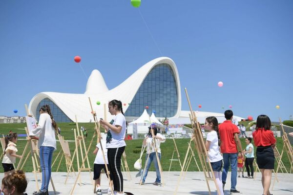 Робопарк и мини-зоо: в парке Центра Гейдара Алиева прошел Детский фестиваль - Sputnik Азербайджан