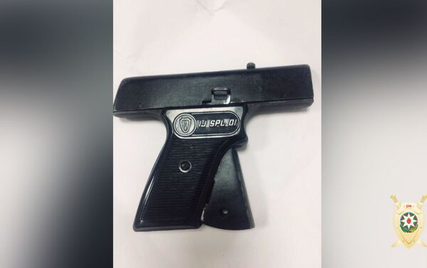 Спортивный пистолет изъятый у группы наркоторговцев - Sputnik Азербайджан