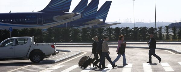 Пассажиры торопятся на рейс в аэропорту Гейдара Алиева - Sputnik Азербайджан