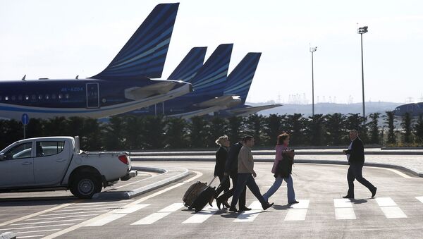 Пассажиры торопятся на рейс в аэропорту Гейдара Алиева - Sputnik Azərbaycan