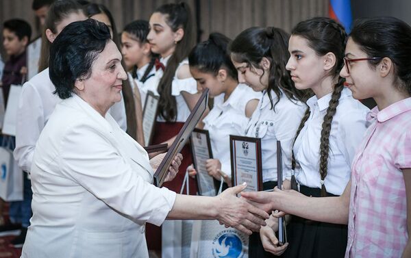 Ректор БСУ Нурлана Алиева вручает дипломы победителям олимпиады - Sputnik Азербайджан