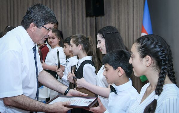 Руководитель Sputnik Азербайджан Азиз Алиев вручает дипломы победителям олимпиады - Sputnik Азербайджан
