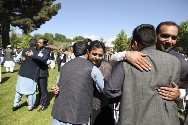Мужчины обнимаются во время празднования Ид-аль-Фитра в Кабуле  - Sputnik Азербайджан