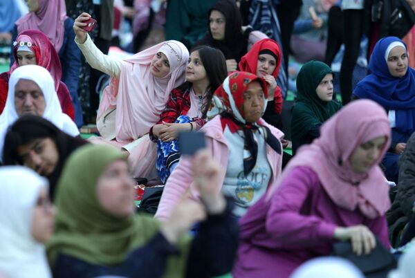 Албанские мусульмане во время празднования во время празднования Ид-аль-Фитра - Sputnik Азербайджан