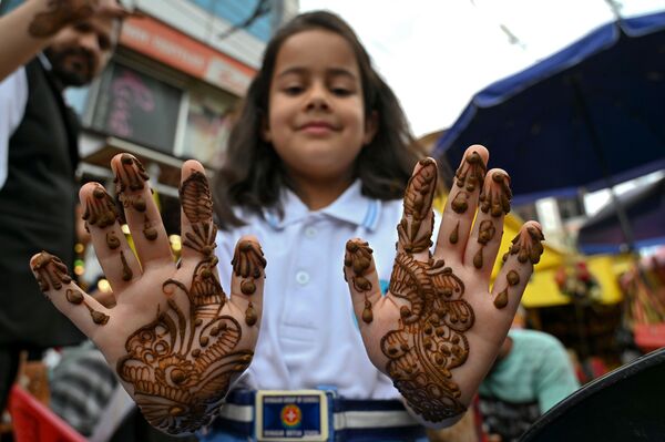 Девочка показывает руки, покрытие хной до начала празднования Ид-аль-Фитра в Шринагаре - Sputnik Азербайджан