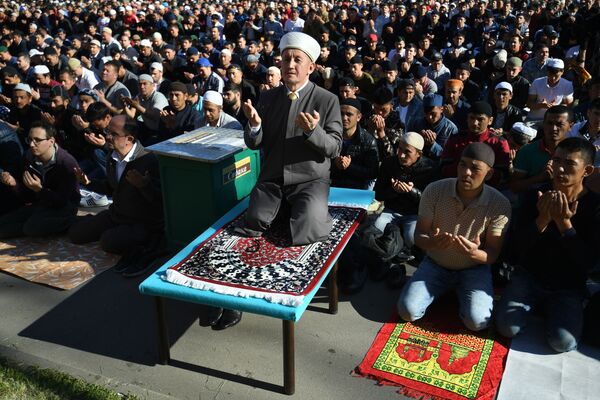Мусульмане перед намазом в день праздника Ураза-байрам у Соборной мечети в Москве - Sputnik Азербайджан