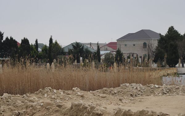 Кладбище в поселке Пиршаги и рядом с ним небольшой пруд - Sputnik Азербайджан