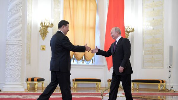 Председатель КНР Си Цзиньпин и президент РФ Владимир Путин на церемонии официальной встречи в Георгиевском зале Кремля - Sputnik Азербайджан