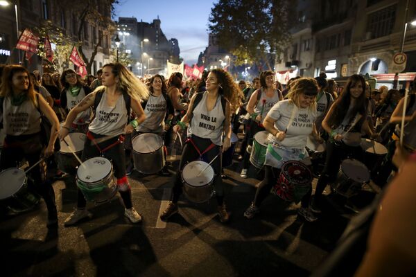 Женщины играют на барабанах во время акции протеста против насилия в Буэнос-Айресе, Аргентина - Sputnik Азербайджан