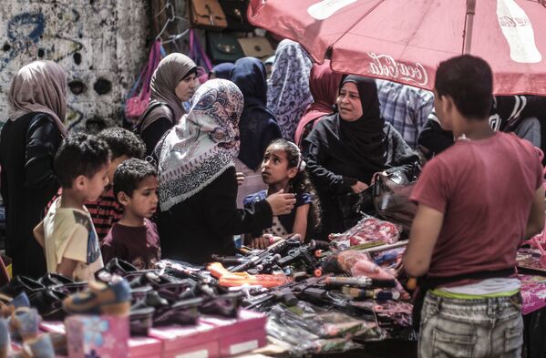 Палестинцы на рынке перед праздником Ид аль-Фитр в городе Газа - Sputnik Азербайджан
