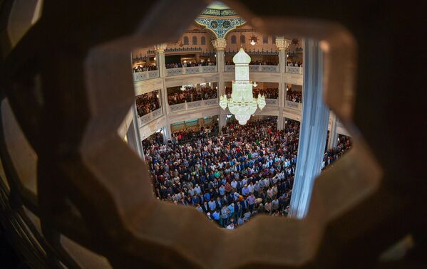 Мусульмане по время намаза в день праздника Ураза-байрам в Соборной мечети в Москве - Sputnik Азербайджан