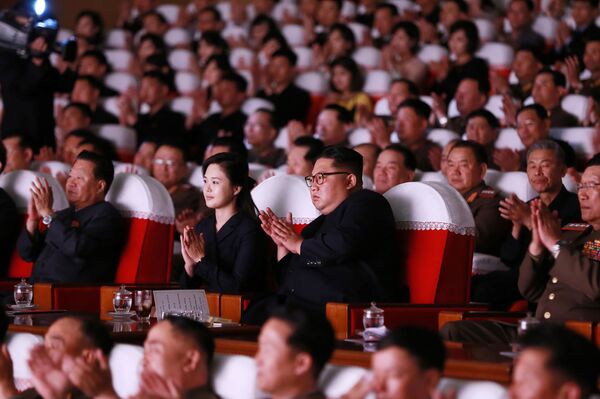 Лидер Северной Кореи Ким Чен Ын и его жена Ли Соль Чжу на концерте Корейской народной армии - Sputnik Азербайджан