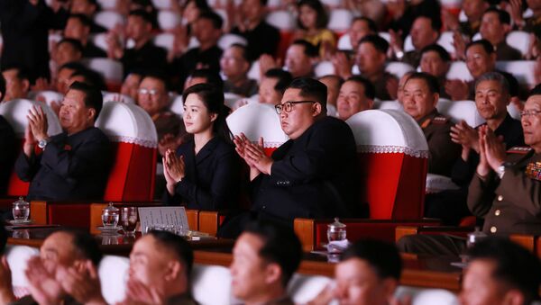 Лидер Северной Кореи Ким Чен Ын и его жена Ли Соль Чжу на концерте Корейской народной армии - Sputnik Azərbaycan