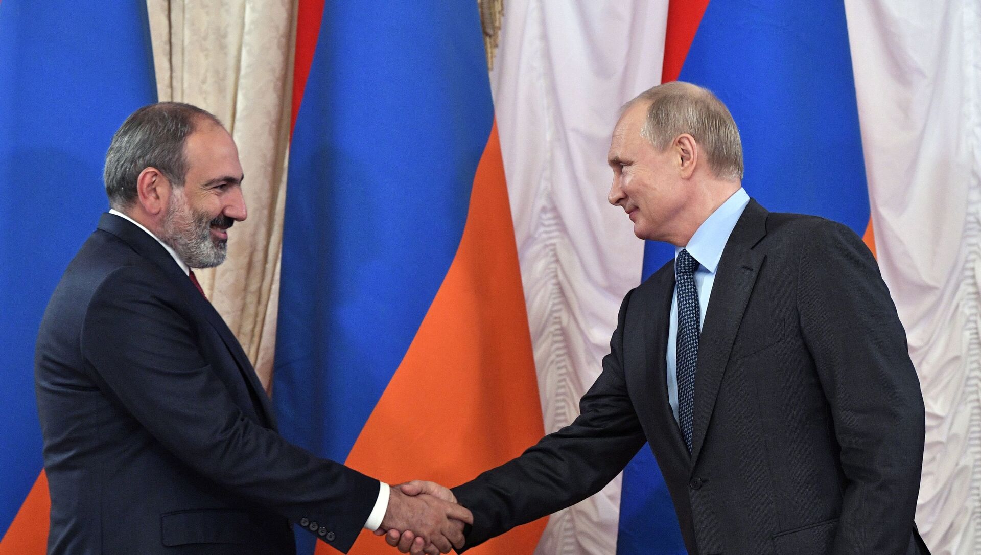 Президент РФ Владимир Путин и премьер-министр Армении Никол Пашинян (слева) - Sputnik Azərbaycan, 1920, 26.03.2021