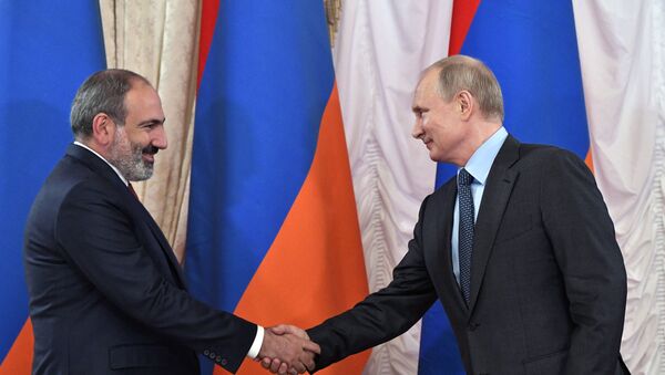 Президент РФ Владимир Путин и премьер-министр Армении Никол Пашинян (слева) - Sputnik Azərbaycan