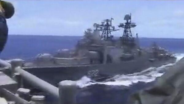Российский эсминец (слева) плывет очень близко к кораблю USC Chancellorsville (справа) во время операции в Филиппинском море - Sputnik Azərbaycan