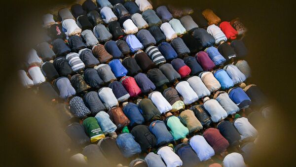 Мусульмане по время намаза в день праздника Ураза-байрам в Соборной мечети в Москве - Sputnik Azərbaycan