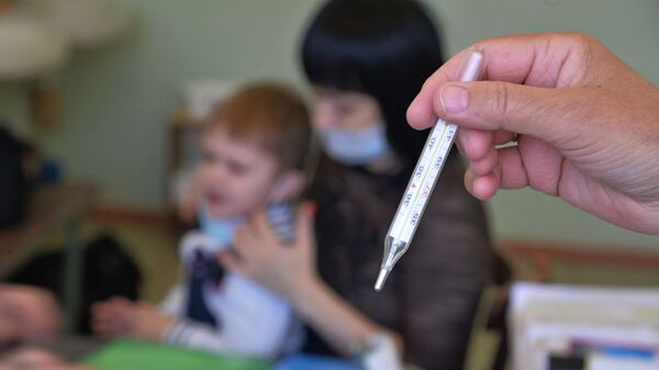 Врач проводит осмотр ребенка в детской поликлинике  - Sputnik Азербайджан