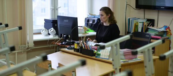 Преподаватель в пустом учебном классе школы Преподаватель в пустом учебном классе школы - Sputnik Азербайджан
