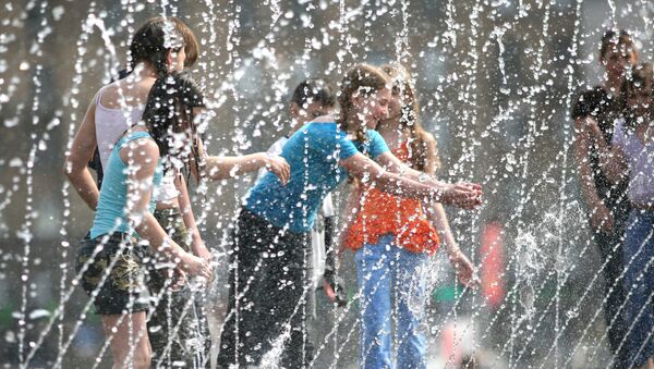 Дети купаются в фонтане, фото из архива - Sputnik Азербайджан