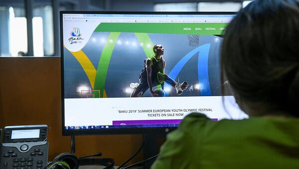 Девушка просматривает сайт XV летнего европейского юношеского олимпийского фестиваля - Sputnik Азербайджан