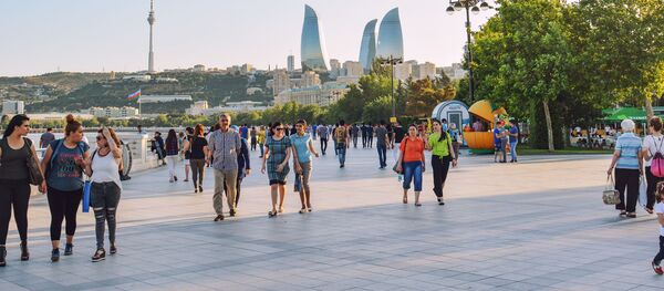 Люди прогуливаются по набережной в Баку Люди прогуливаются по набережной в Баку - Sputnik Азербайджан