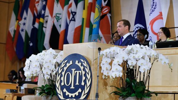 Председатель правительства РФ Дмитрий Медведев выступает на пленарной сессии Международной конференции труда во Дворце Наций в Женеве - Sputnik Azərbaycan