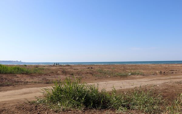 Участок побережья в поселке Бузовна, недалеко от известного святилища Алиаягы пири - Sputnik Азербайджан