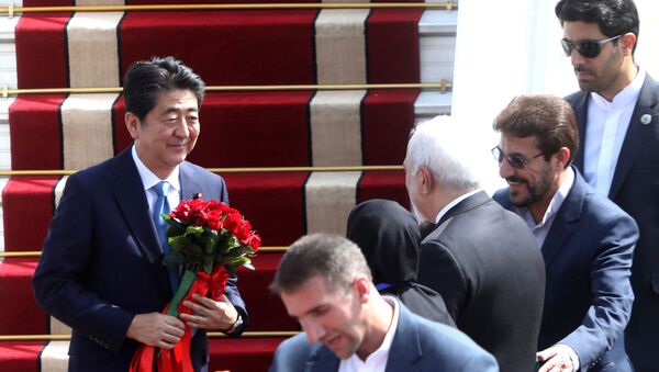 Премьер-министра Японии Синдзо приветствует министр иностранных дел Ирана Мохаммад Джавад Зариф в Тегеранском аэропорту - Sputnik Azərbaycan