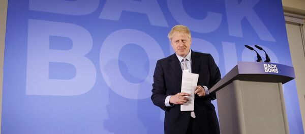 Депутат-консерватор Борис Джонсон покидает трибуну Депутат-консерватор Борис Джонсон покидает трибуну - Sputnik Азербайджан