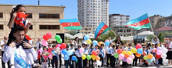 Bakı məktəblərindən birində son zəng Bakı məktəblərindən birində son zəng - Sputnik Азербайджан