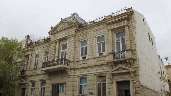 Знаменитое в Баку здание - Дом с грифонами - Sputnik Азербайджан