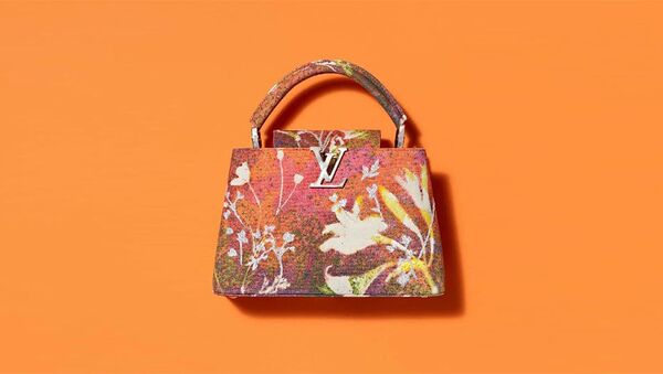 Сумка из новой коллекции Louis Vuitton Artycapucines, созданная совместно с художником Сэмом Фоллсом - Sputnik Азербайджан