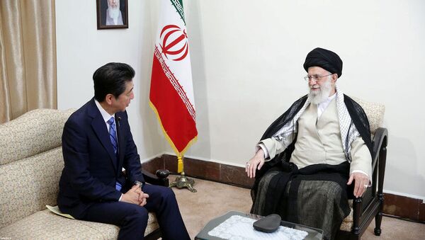 Верховный лидер Ирана аятолла Али Хаменеи встречается с премьер-министром Японии Синдзо Абэ в Тегеране, Иран - Sputnik Azərbaycan