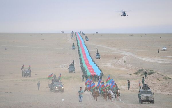 Пять тысяч пограничников с гигантским флагом Азербайджана - Sputnik Азербайджан