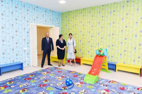 Первый вице-президент Азербайджана посетила приют, школу искусств и ясли Первый вице-президент Азербайджана посетила приют, школу искусств и ясли - Sputnik Азербайджан